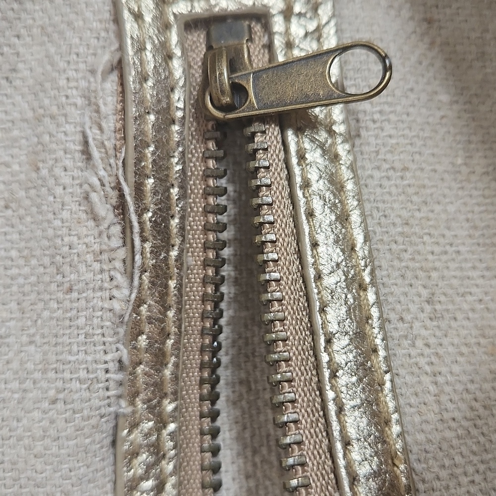 Nicole Miller, Large Elegant Gold and Cream Women's Handbag with feet. - Picture 6 of 9